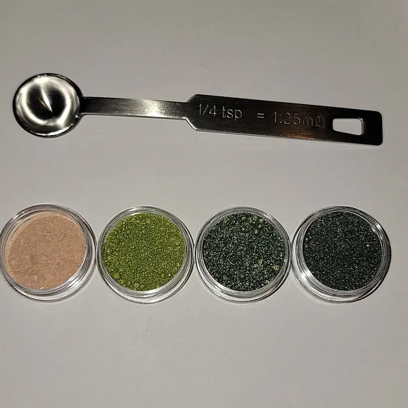 MAC PIGMENT SAMPLE SET - Picture 2 of 3